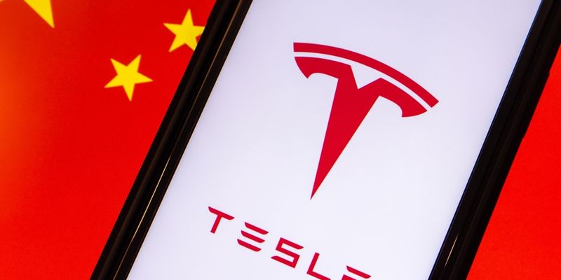 Tesla sospende gli ordini in Cina, analisti tagliano i target price
