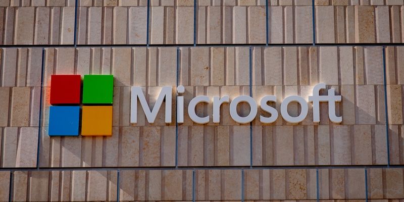 Microsoft licenzia ancora e corre in Borsa con l’AI