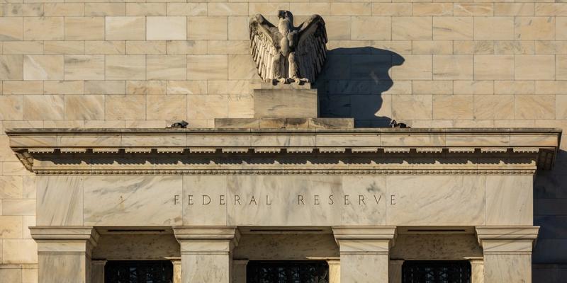 Fed e BCE ribadiscono: pausa nei rialzi solo a inflazione battuta