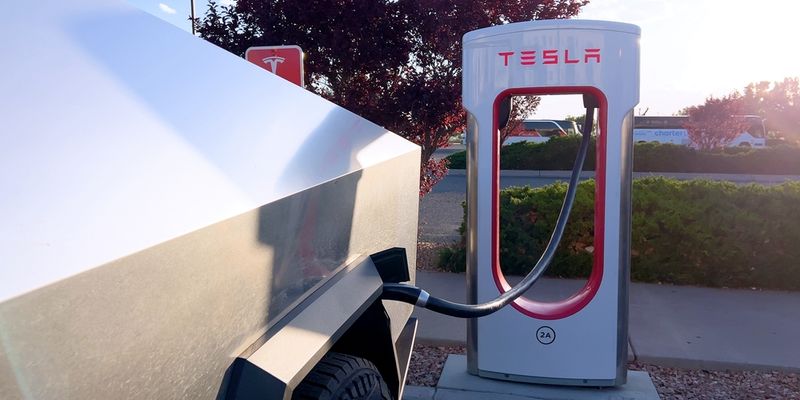 Tesla, downgrade di UBS. Robotaxi rinviato?