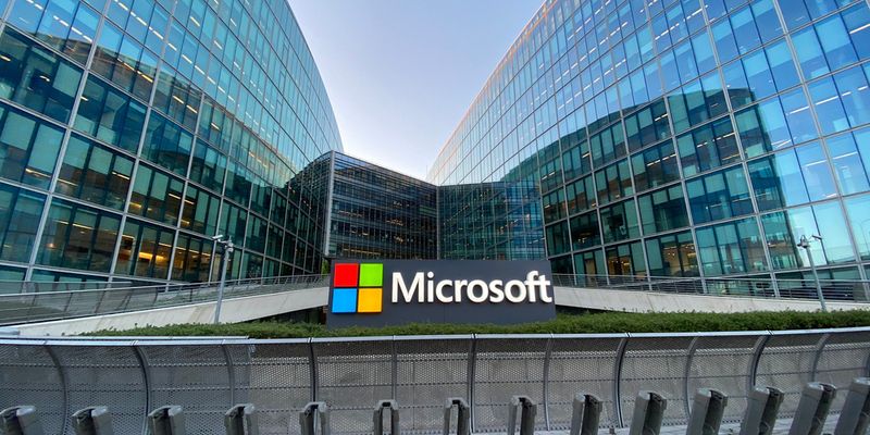 Microsoft: obiettivo 500 miliardi di ricavi grazie all’AI