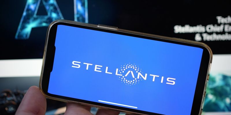 Stellantis non molla la guida autonoma: accordo con Poly.ai