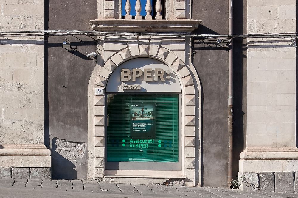 Fitch migliora i rating di 12 gruppi bancari italiani