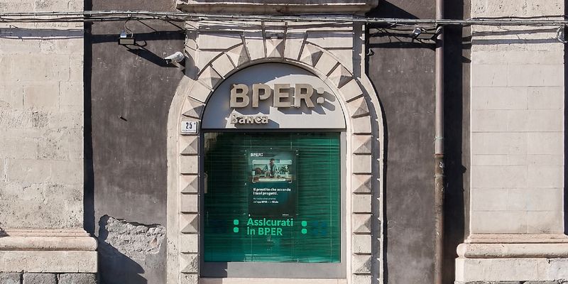 Fitch migliora i rating di 12 gruppi bancari italiani