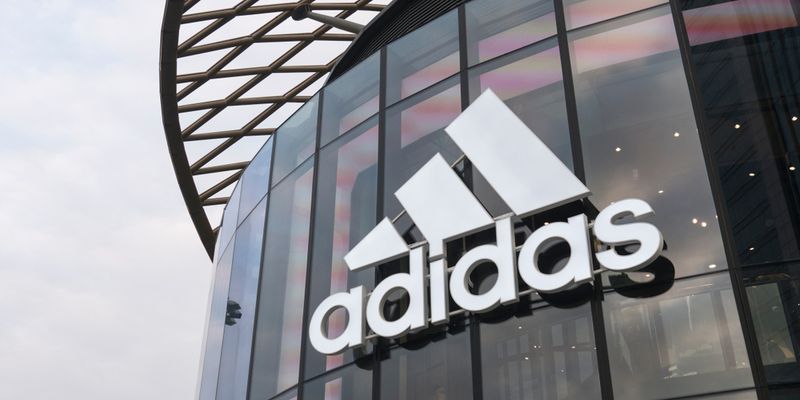Adidas aumenta le previsioni sul 2023 e il titolo scatta in rally