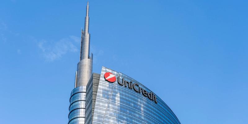 Fitch migliora i rating di UniCredit e Intesa Sanpaolo