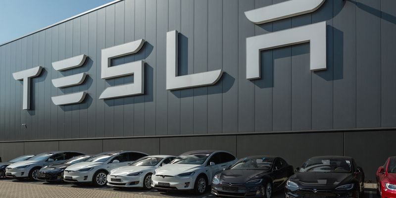 Il 2024 inizia male per Tesla, ma il fondo ARK è sempre più rialzista