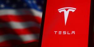 Tesla, il Roadster non decolla. Per ora è colpa del maltempo