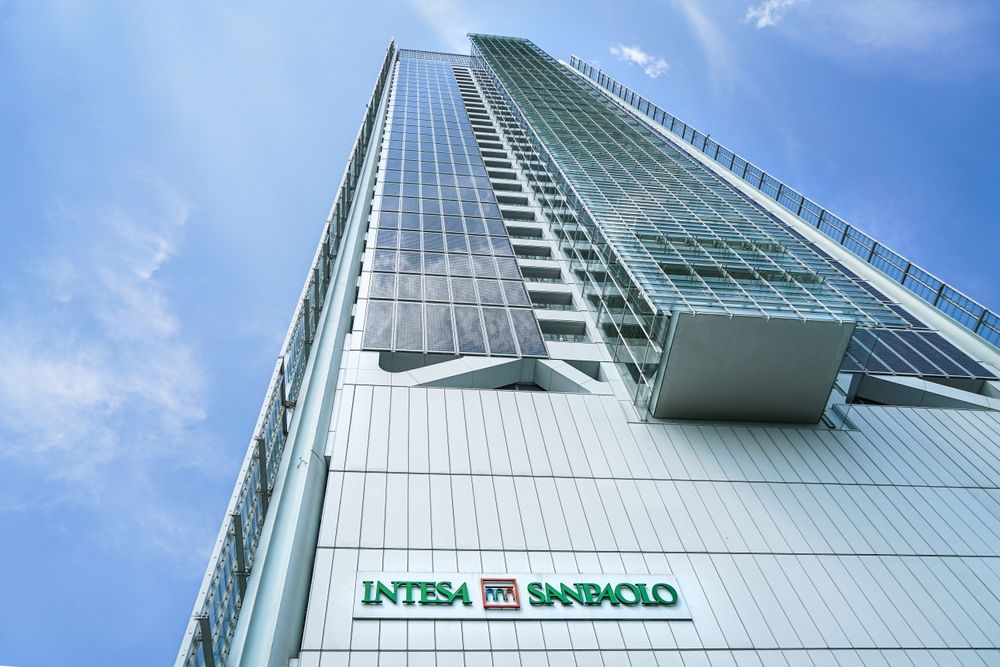 Intesa vola nei conti grazie al trading: utile sopra le stime a 2,76 miliardi
