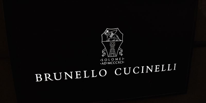 Brunello Cucinelli in fondo al FTSE MIB: la lente degli analisti sui conti