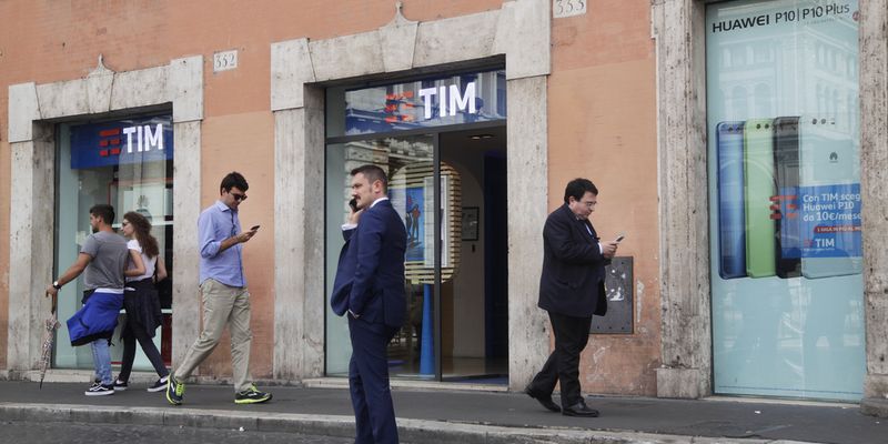Tim, prima mossa di Poste Italiane: colloquio con Vivendi (rumor)