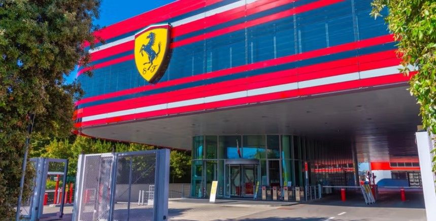 Ferrari e Stellantis deboli dopo i dazi di Trump sul settore auto