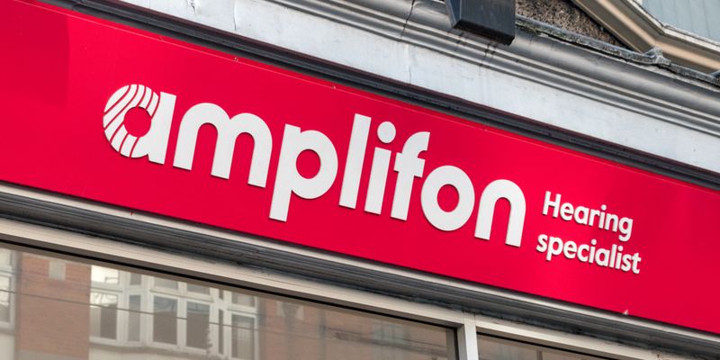 Amplifon stordita dalla concorrenza di Apple