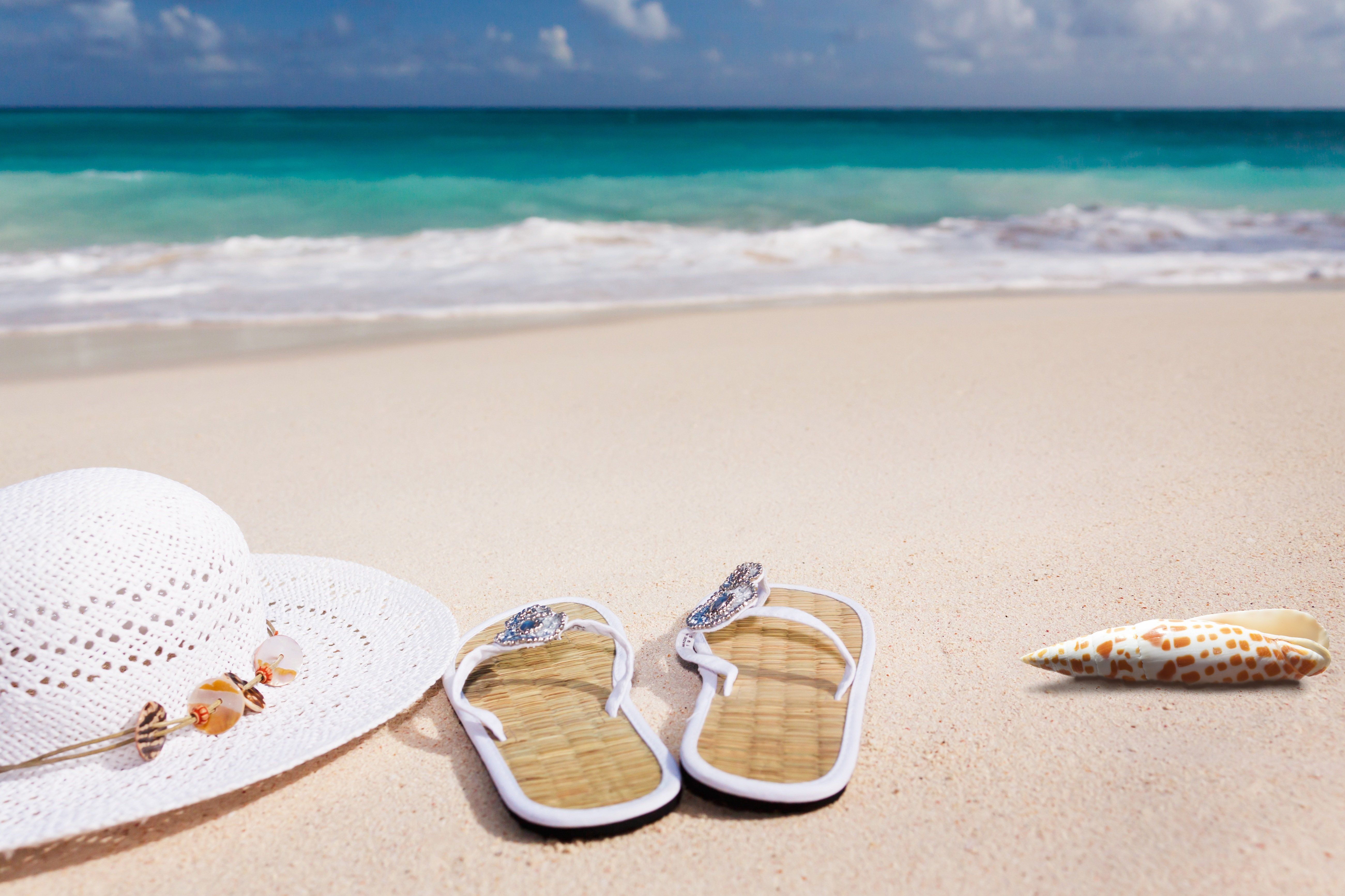 Vacanze estate 2026, perché calano i voli all'estero mentre salgono i prezzi di hotel e traghetti
