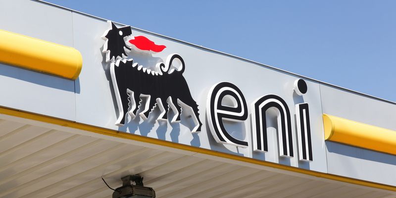 Eni, risultato netto dimezzato ma attese superate