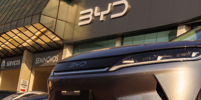 BYD taglia i prezzi e scuote il mercato. Tesla è nello specchietto retrovisore