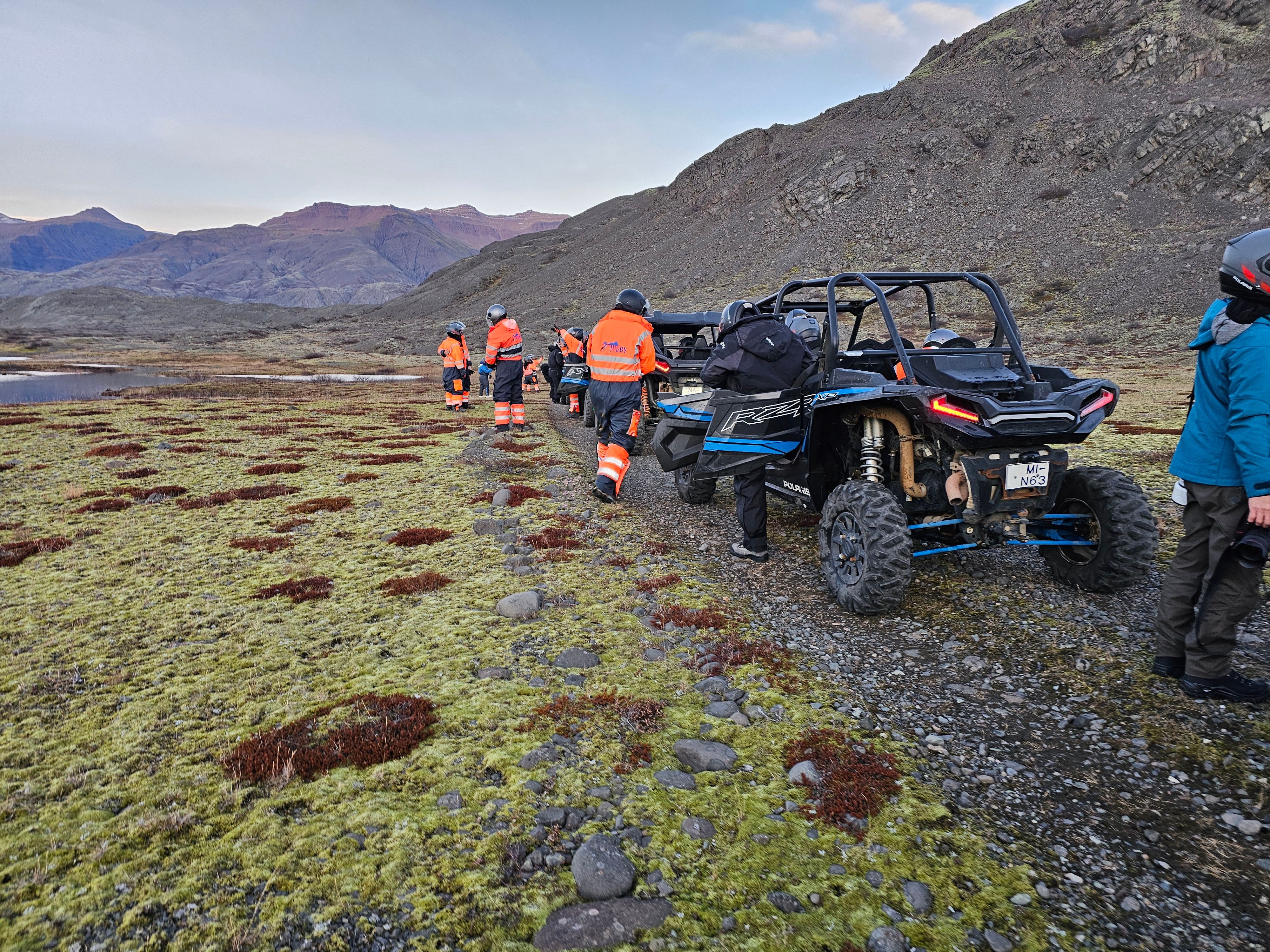 Équipage en buggy face aux paysages volcaniques d'Islande