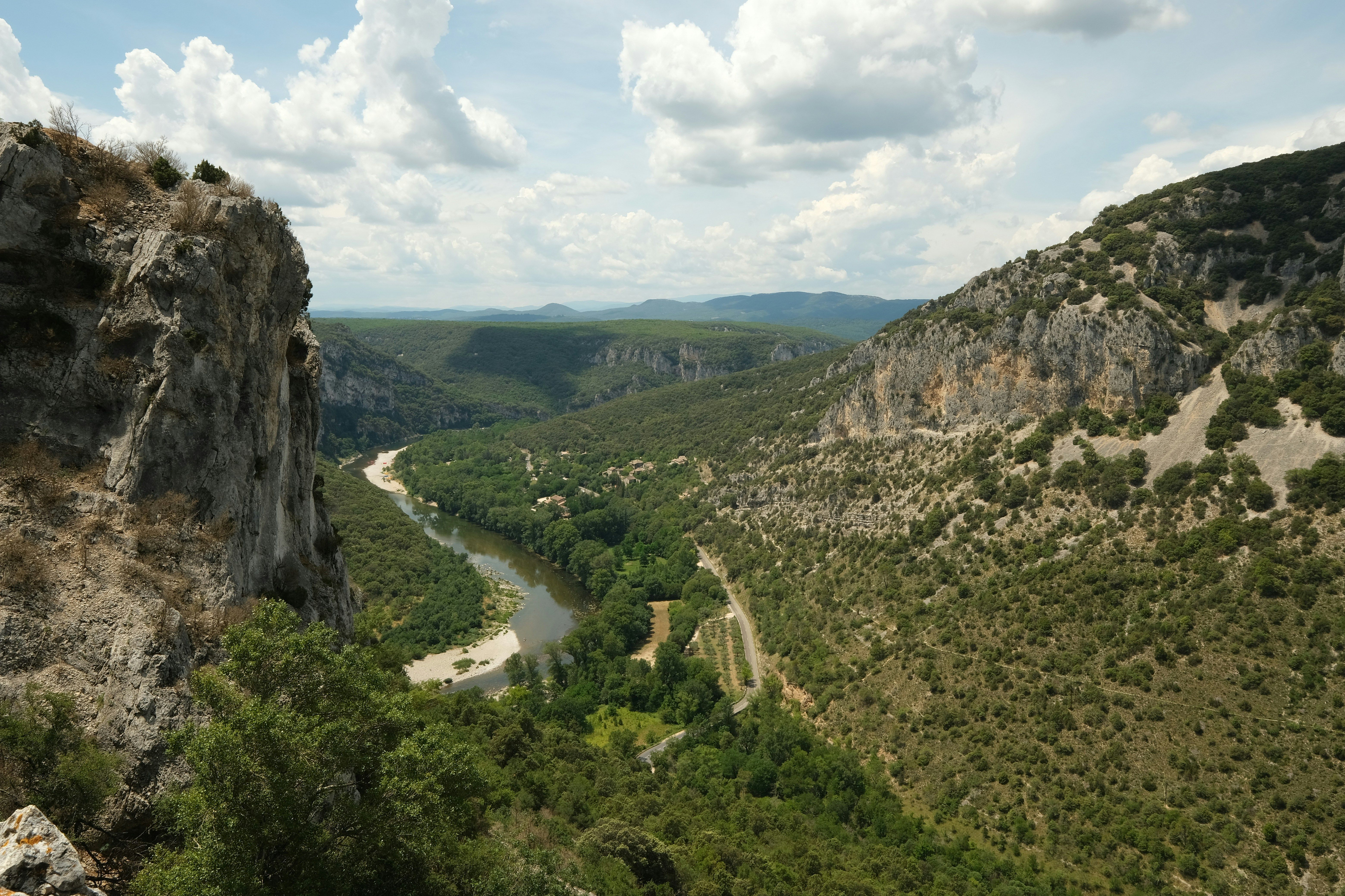 Paysage ardéchois traversé en quad ou SSV