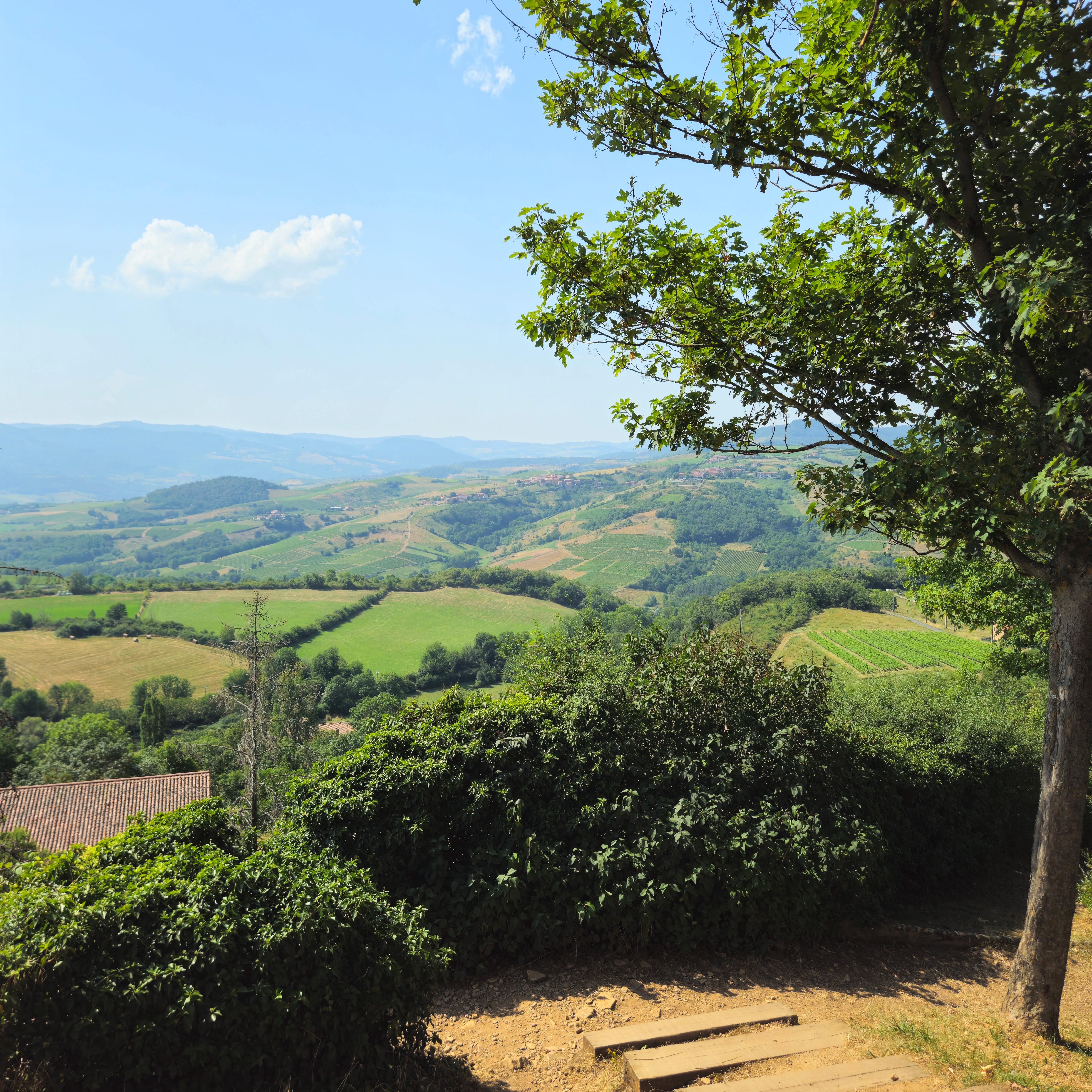Village de caractère lors d’un voyage moto dans le Beaujolais
