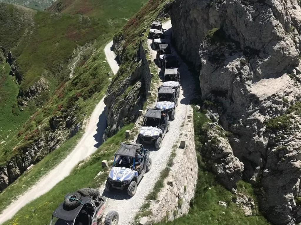 Vallée alpine traversée entre le Piémont et Casterino