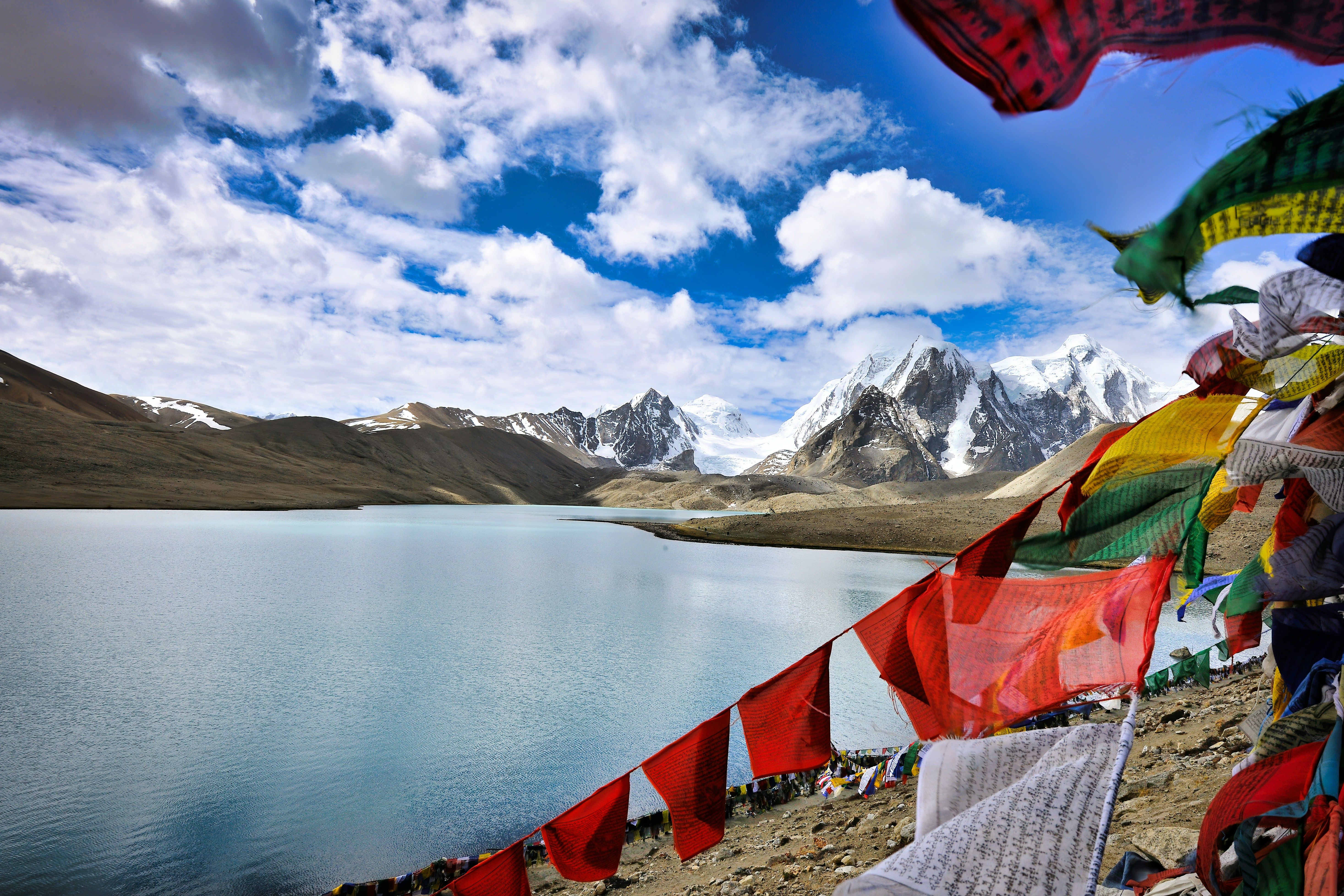 Route himalayenne dans les paysages montagneux du Sikkim