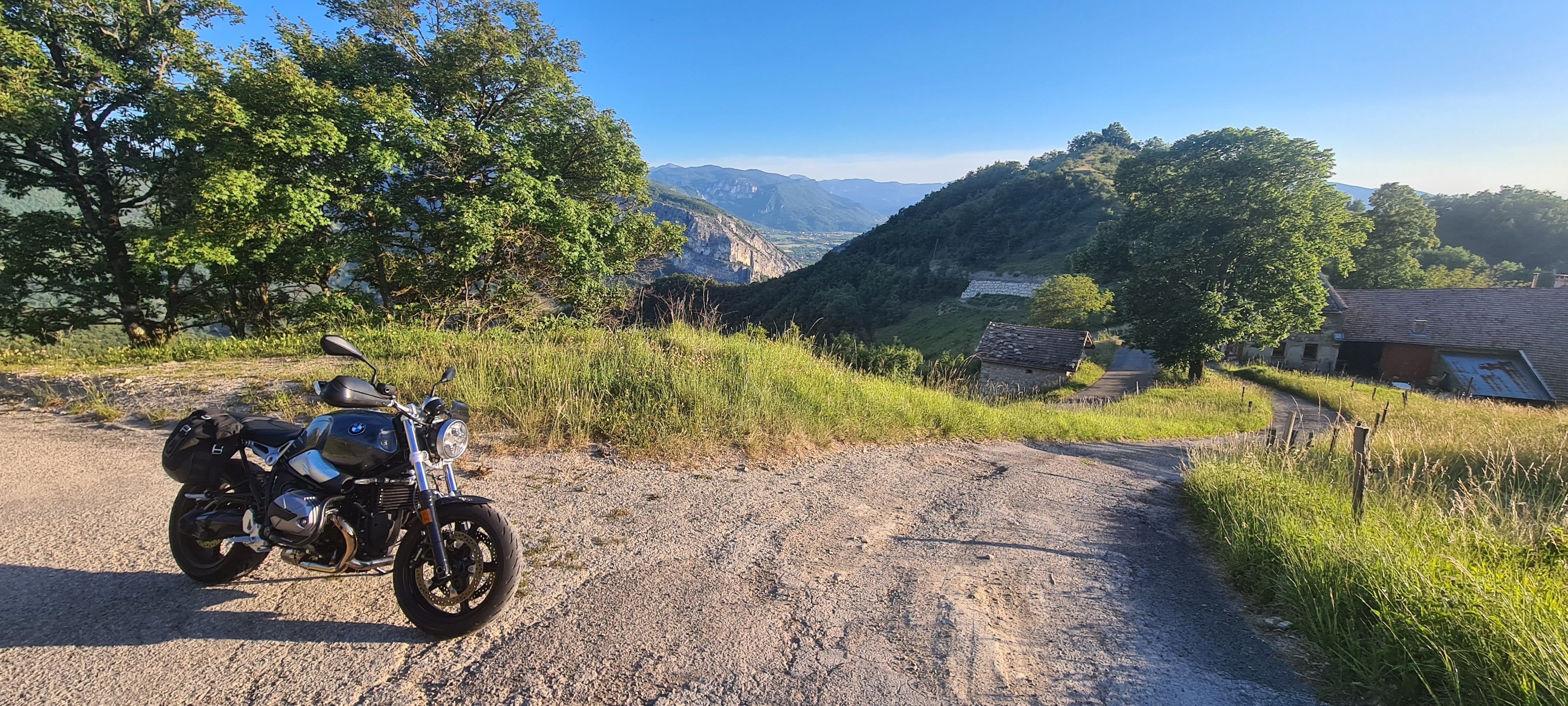 Moto dans les reliefs entre le Diois et la Drôme provençale