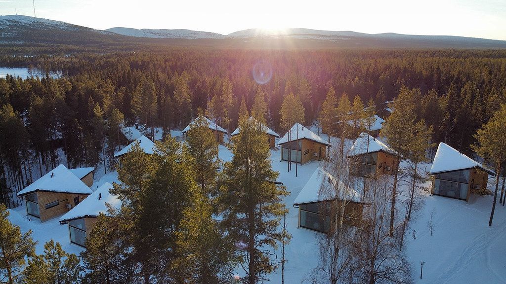Motoneige électrique dans les paysages enneigés de Laponie finlandaise