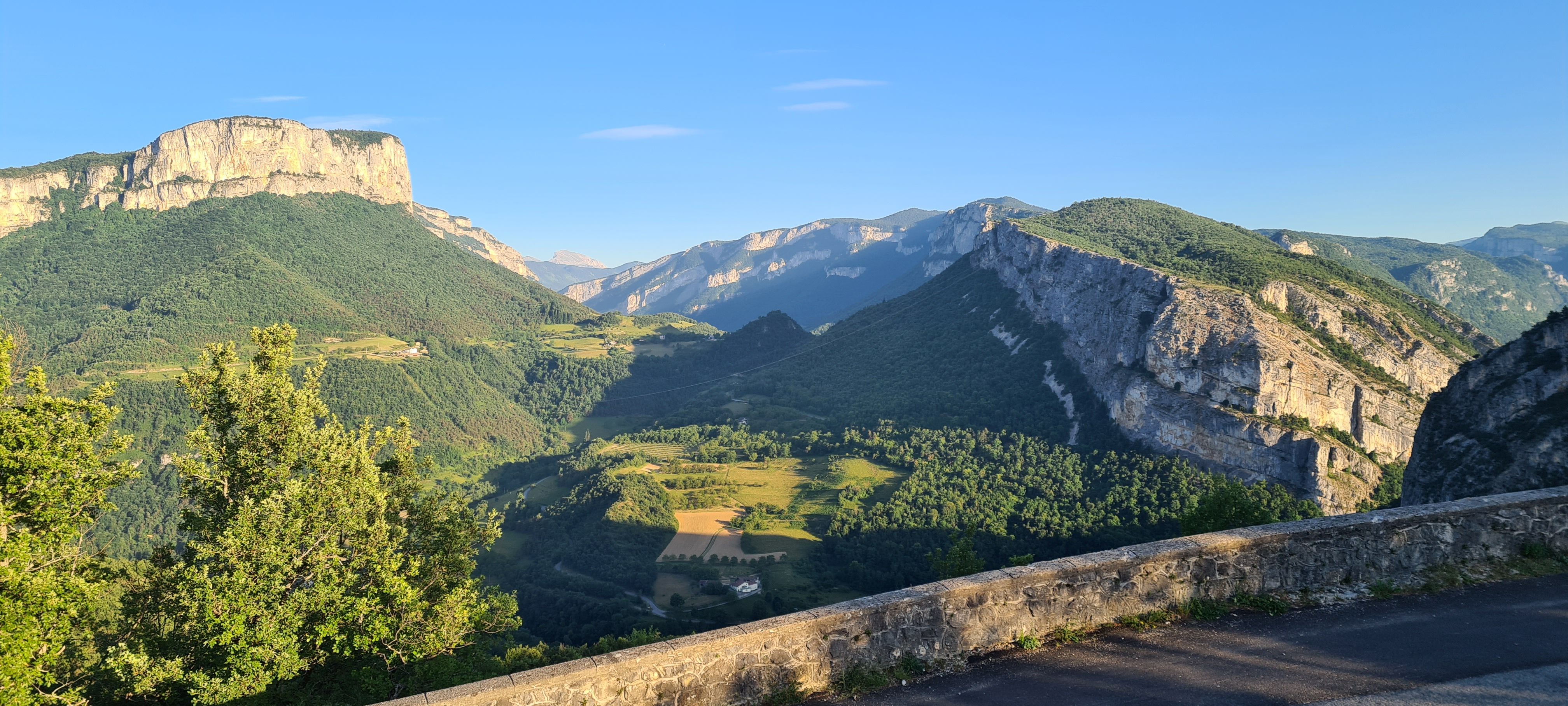 Paysage naturel de la Drôme lors d’un voyage moto guidé