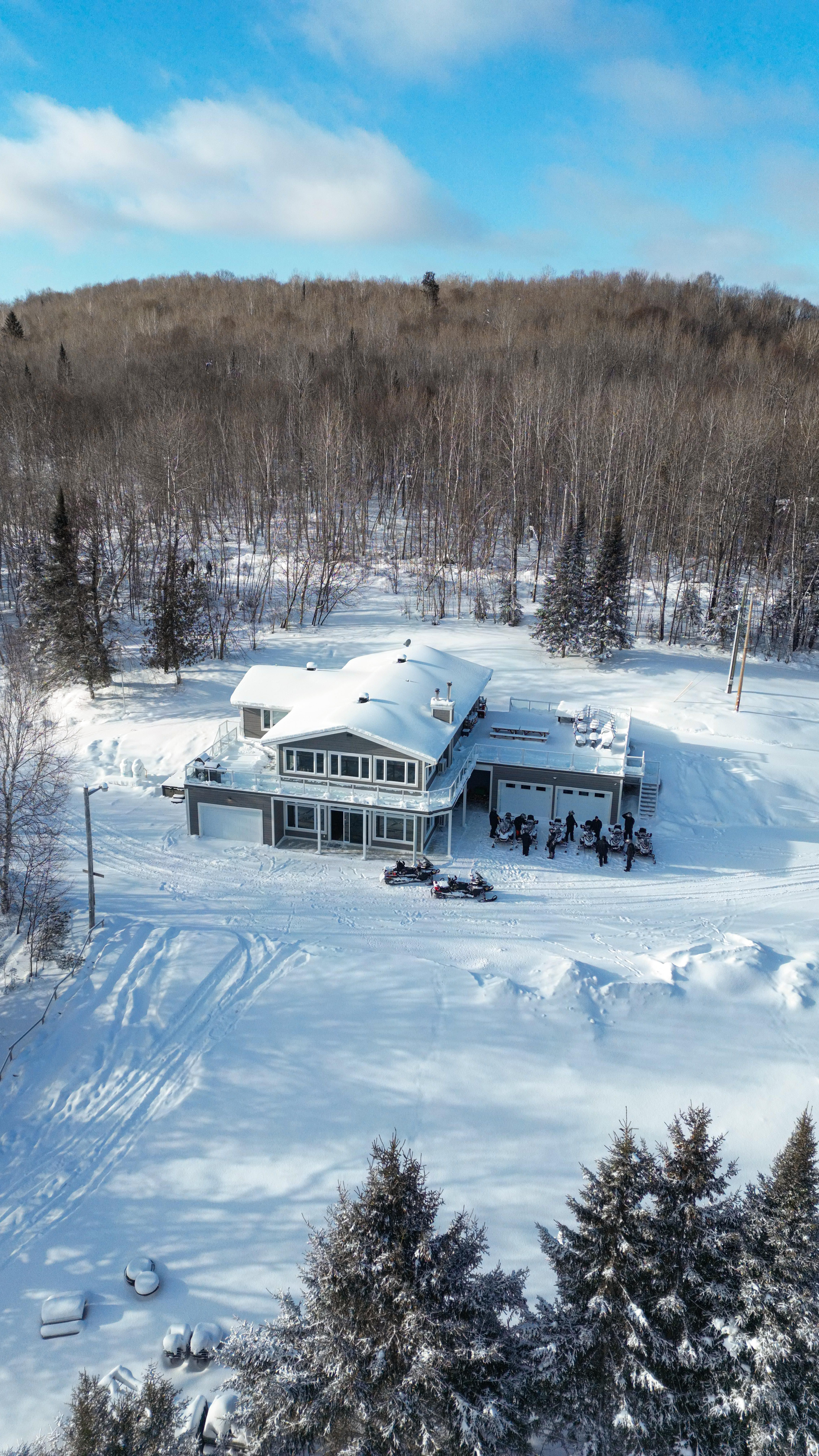 Raid motoneige dans Charlevoix avec vue sur les reliefs québécois