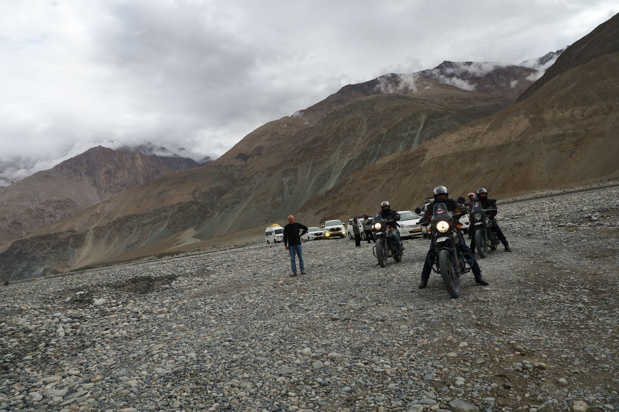 Royal Enfield Himalayan sur une route de montagne au Ladakh