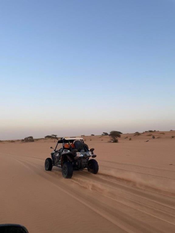 Véhicule Polaris sur une piste désertique de l'Adrar mauritanien
