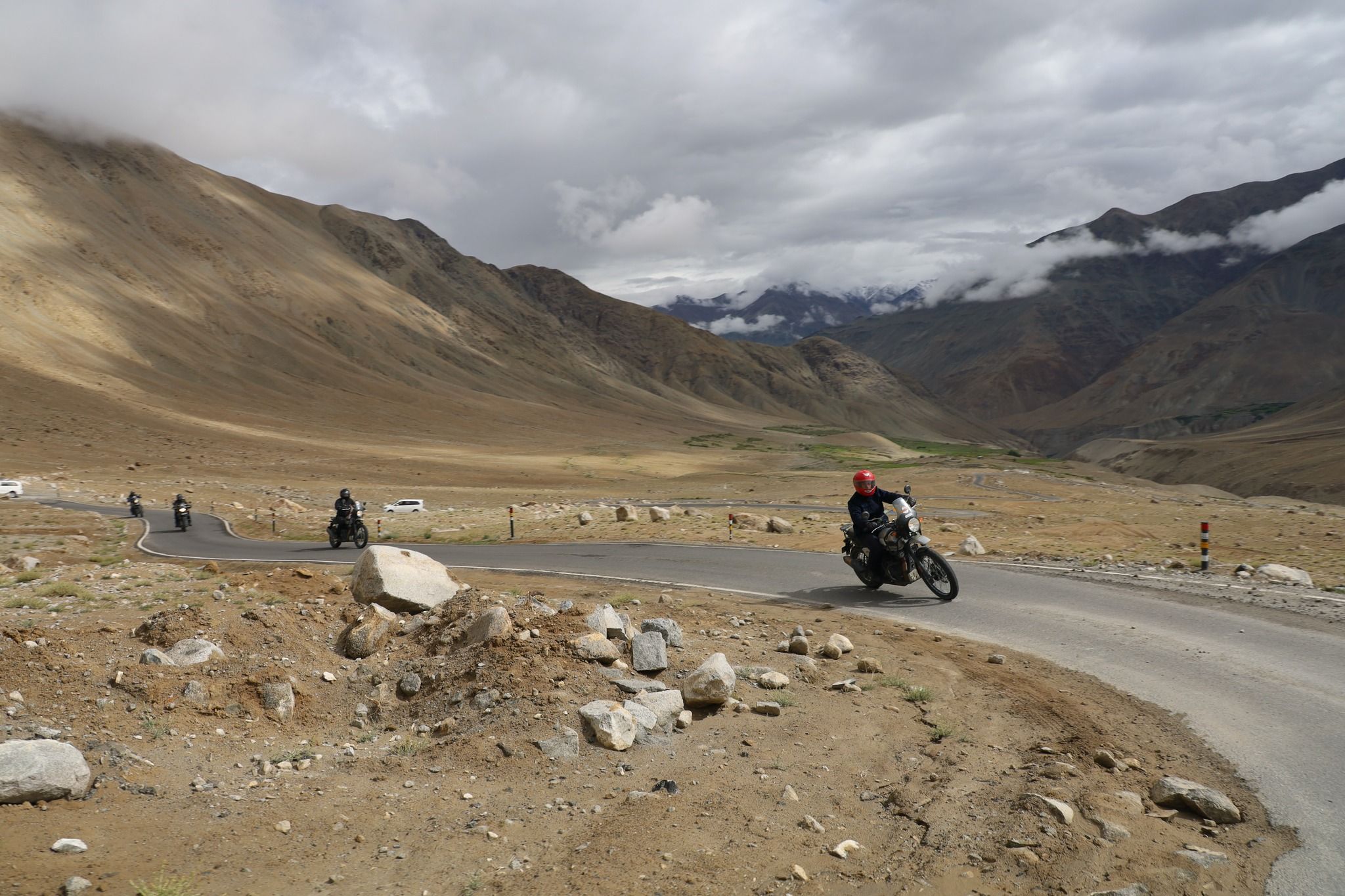 Paysage minéral traversé à moto dans l'Himalaya indien