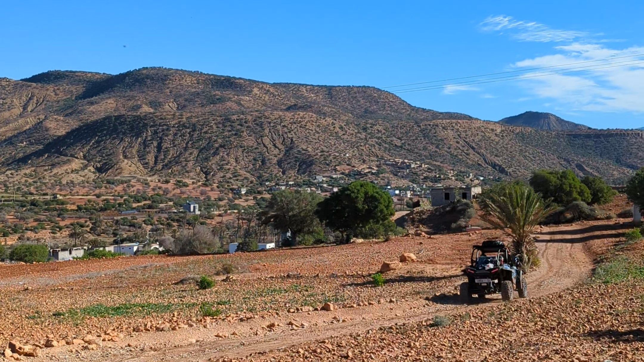 Piste de crête et forêt de cèdres dans le Middle Atlas