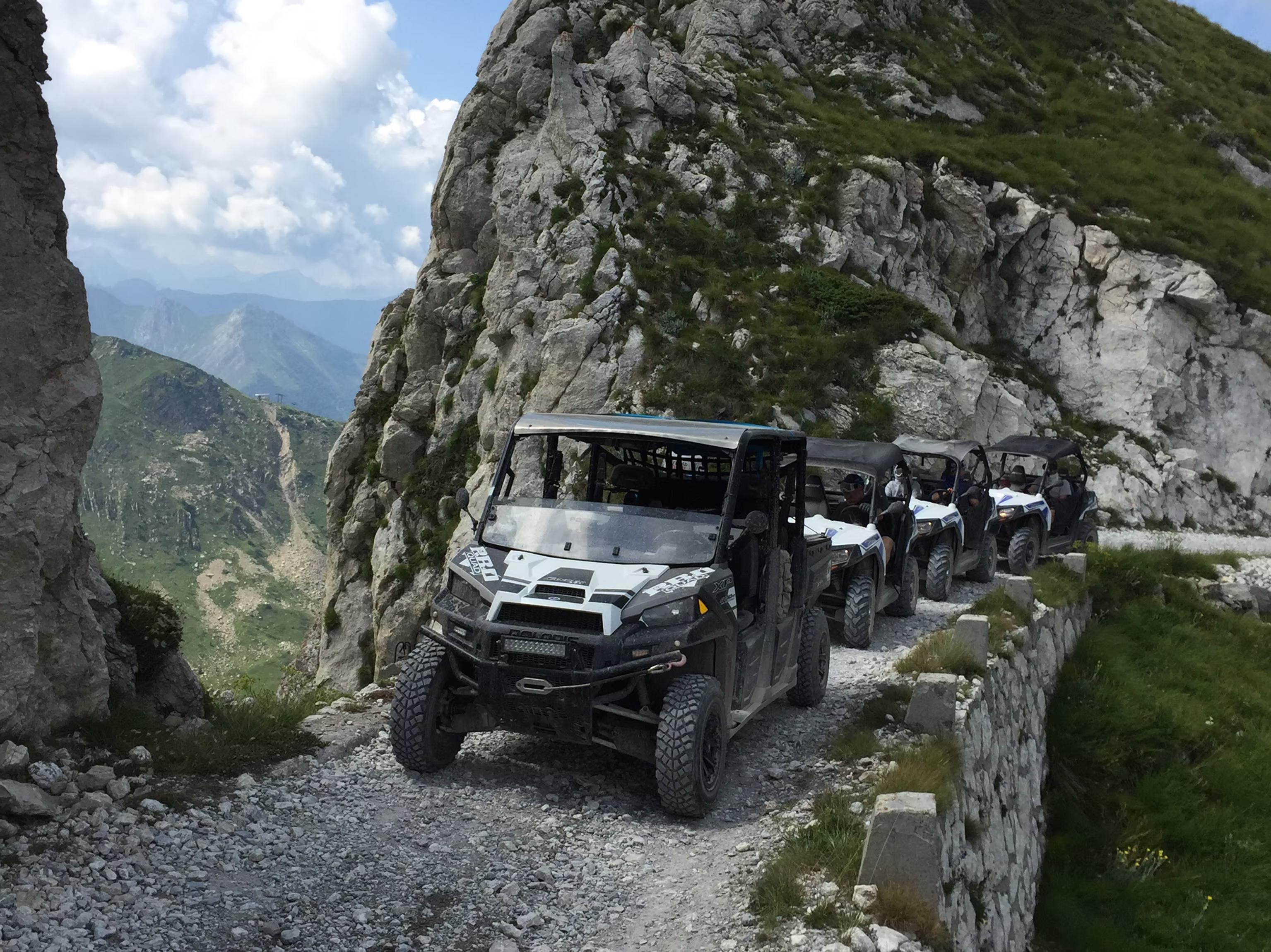Piste militaire dans les paysages alpins du Piémont