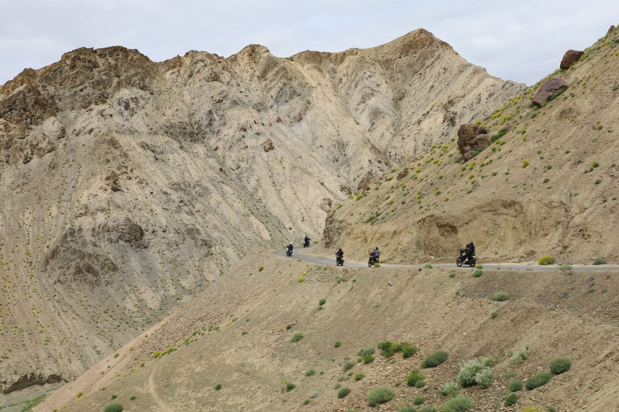 Groupe de motards accompagné dans les montagnes de l'Himalaya