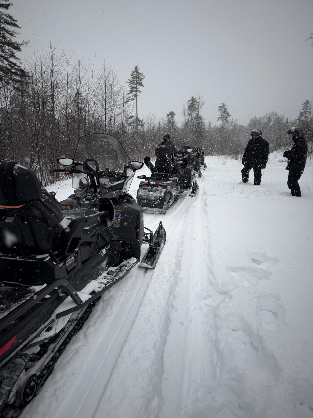 Motoneige sur une piste forestière entre Saint-Raymond et le lac Édouard