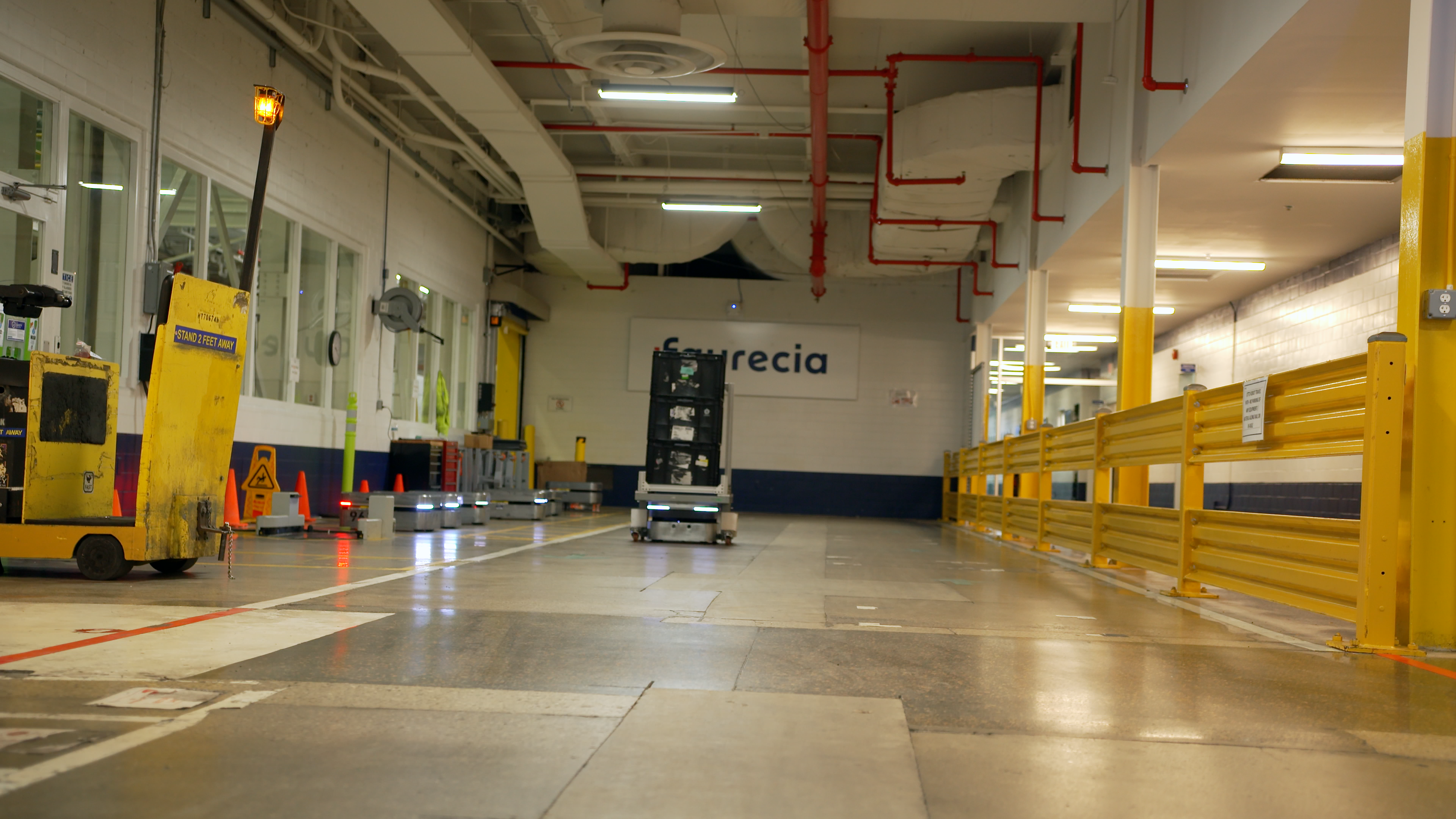 Image 4: OTTO 100 works in Faurecia’s factory without operator intervention, helping the company move toward lights-out manufacturing and combating the labor shortage.