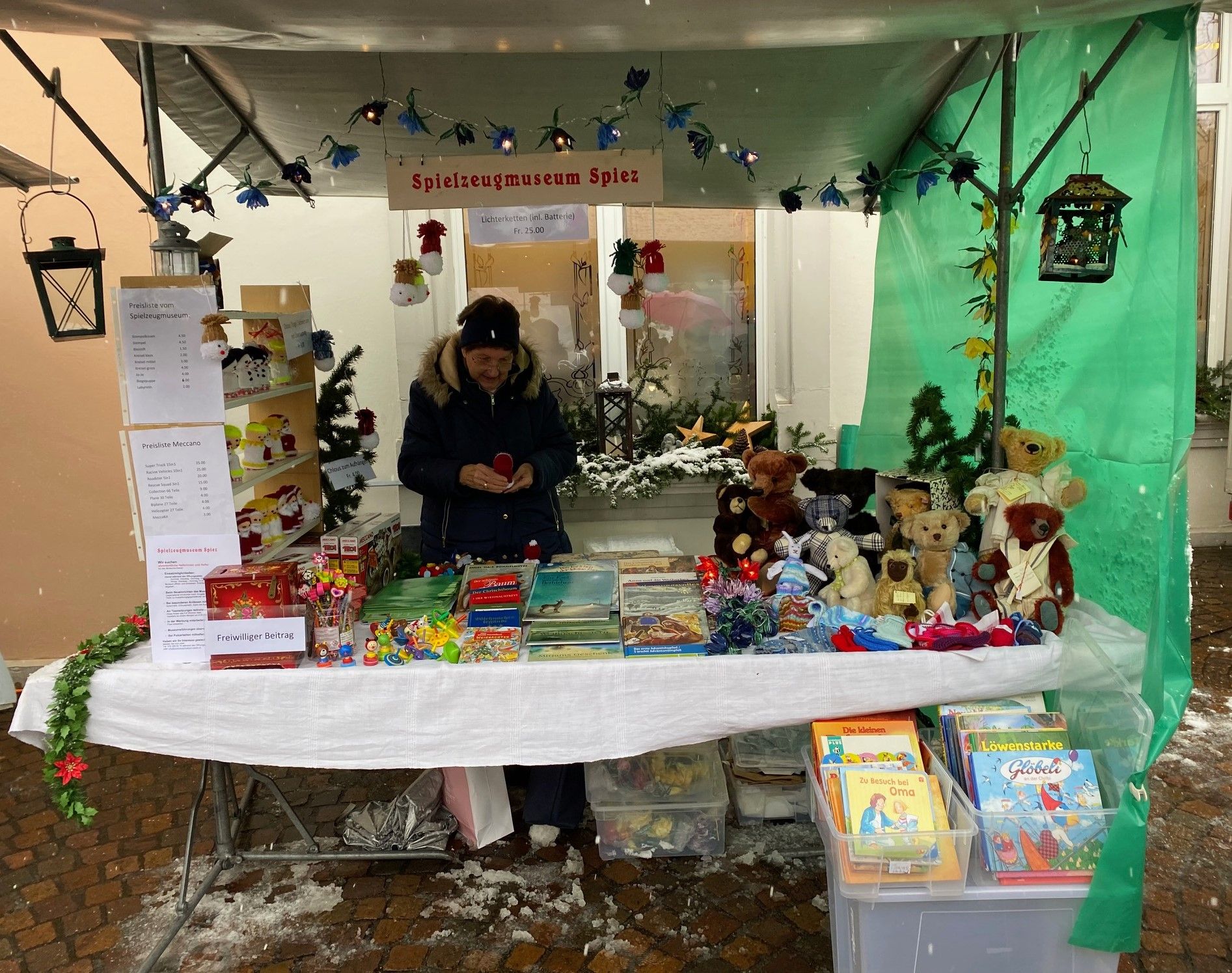 Marktstand des Spielzeugmuseums mit Büchern, Spielsachen und Weihnachtsschmuck