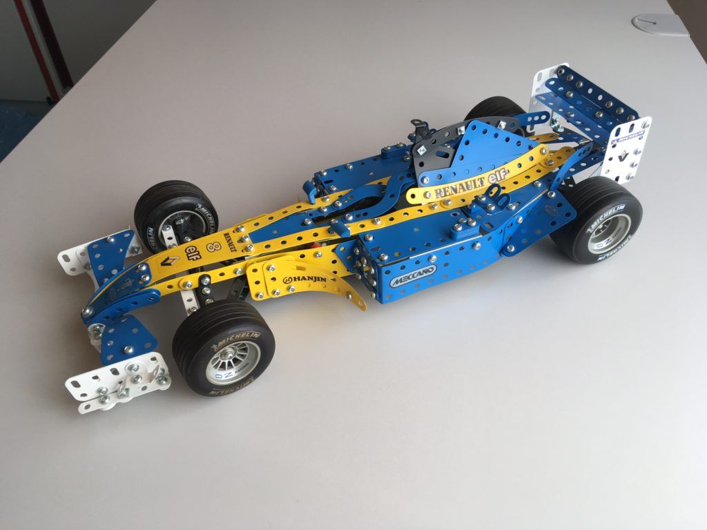 Formel-1-Rennwagen aus blauen und gelben Metallbaukastenteilen