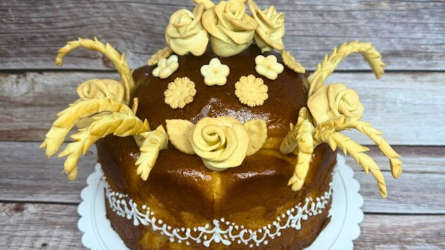 Korovai wedding bread styled for a Ukrainian wedding table
