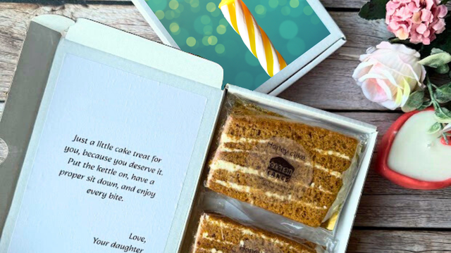Cake card gift box with honey cake slices and personalised message