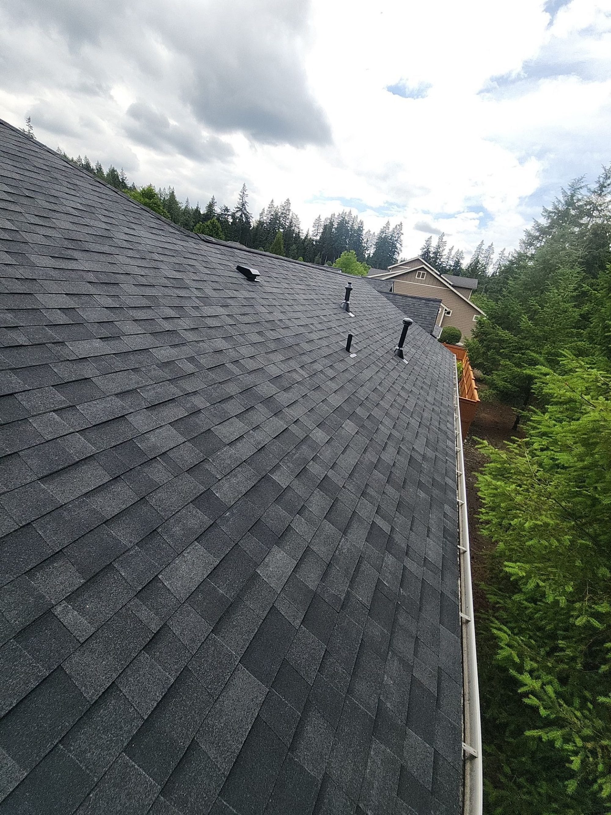 Amor Roofing Midnight Black asphalt roof in Redmond, after roof plane eave