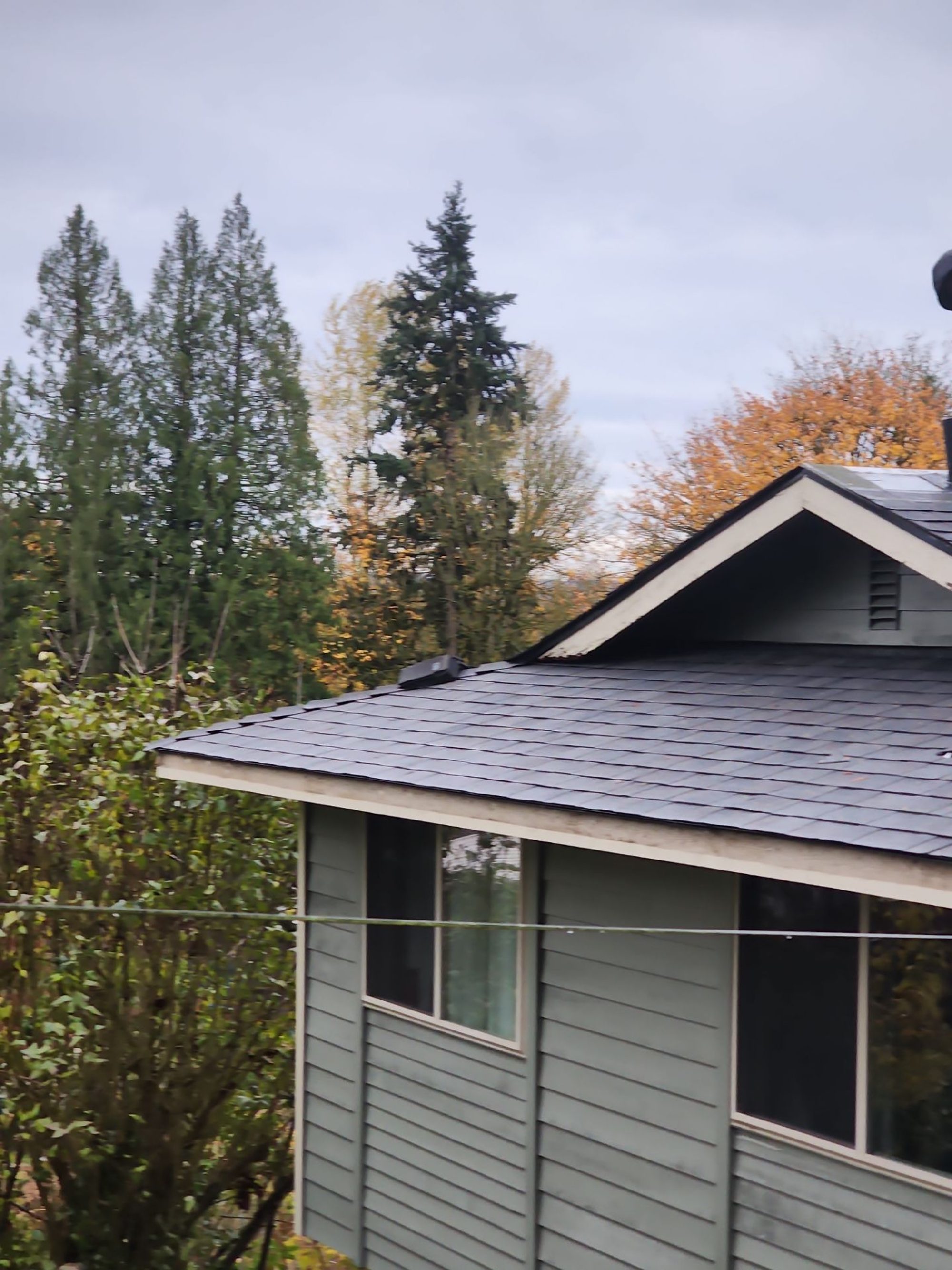 Amor Roofing Black Oak asphalt roof in Snohomish, two story home