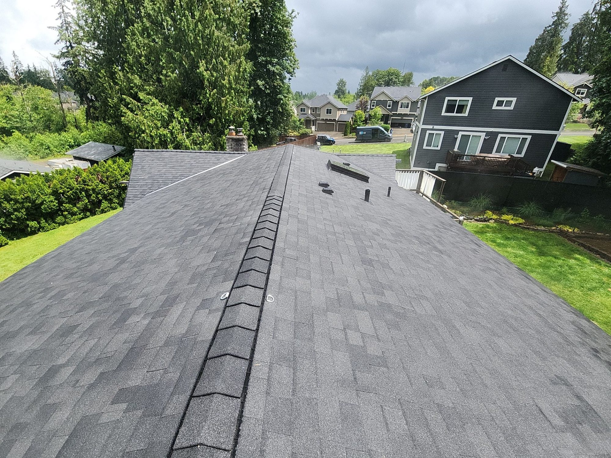 Amor Roofing Midnight Black asphalt roof in Lake Stevens, after roof ridge spine