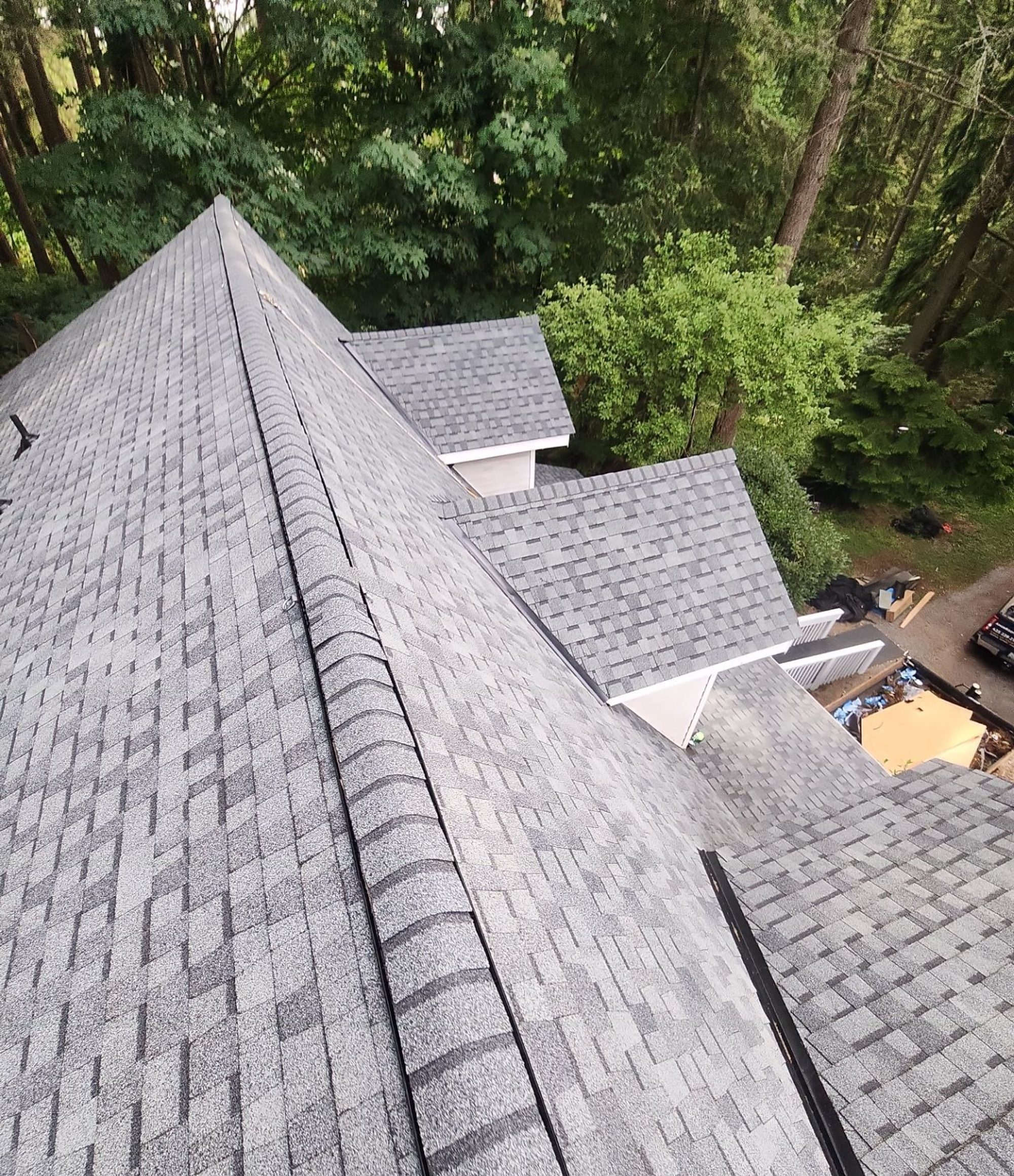 Amor Roofing Pewter Gray asphalt roof in Lake Stevens, hip and dormers