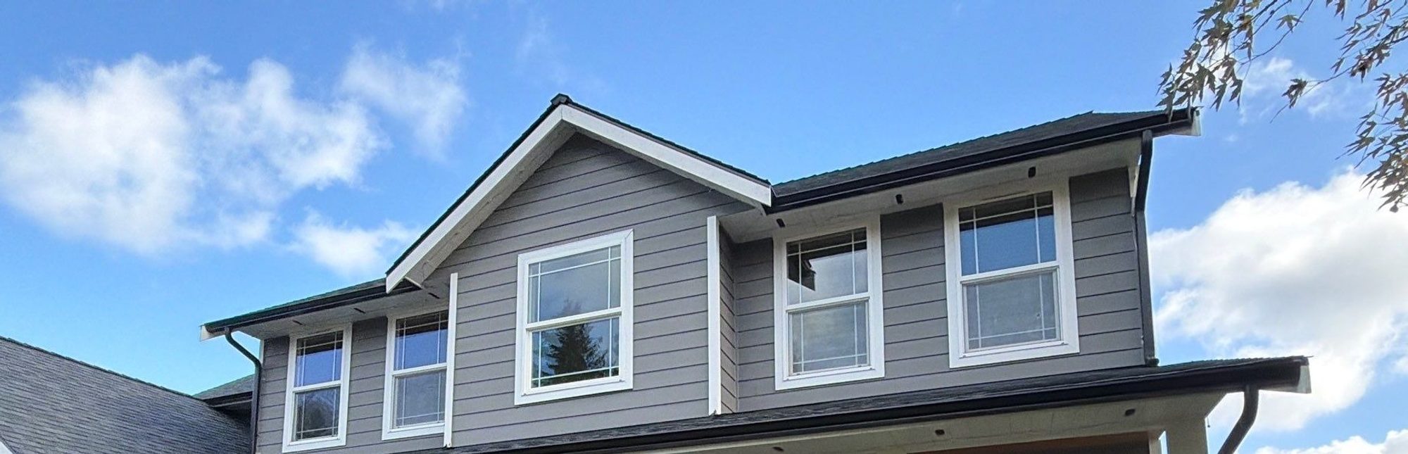 Amor Roofing Midnight Black asphalt roof in Snohomish, front elevation sunny