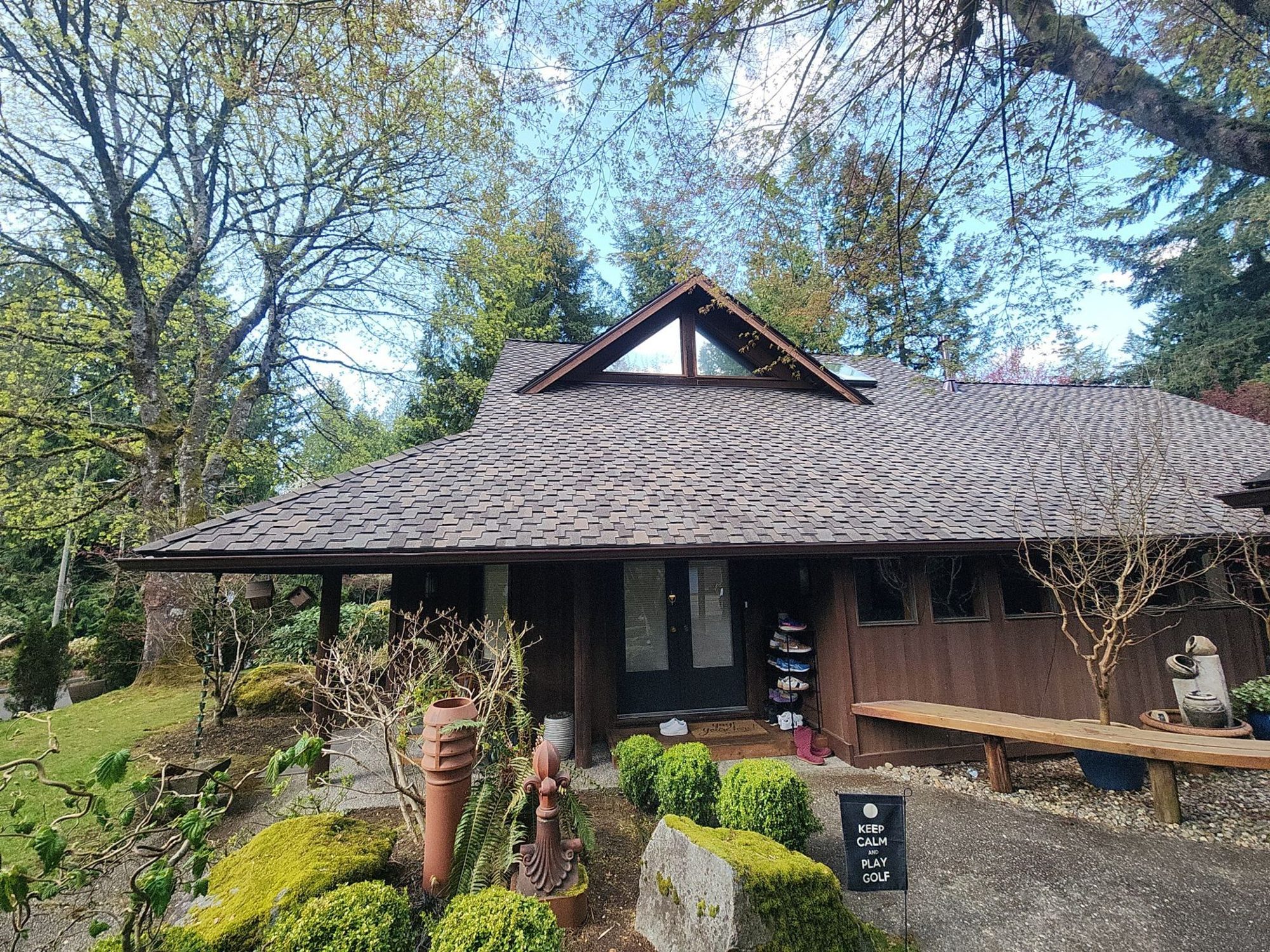 Front of the Mill Creek, WA home with its finished Presidential Shake Autumn Blend roof