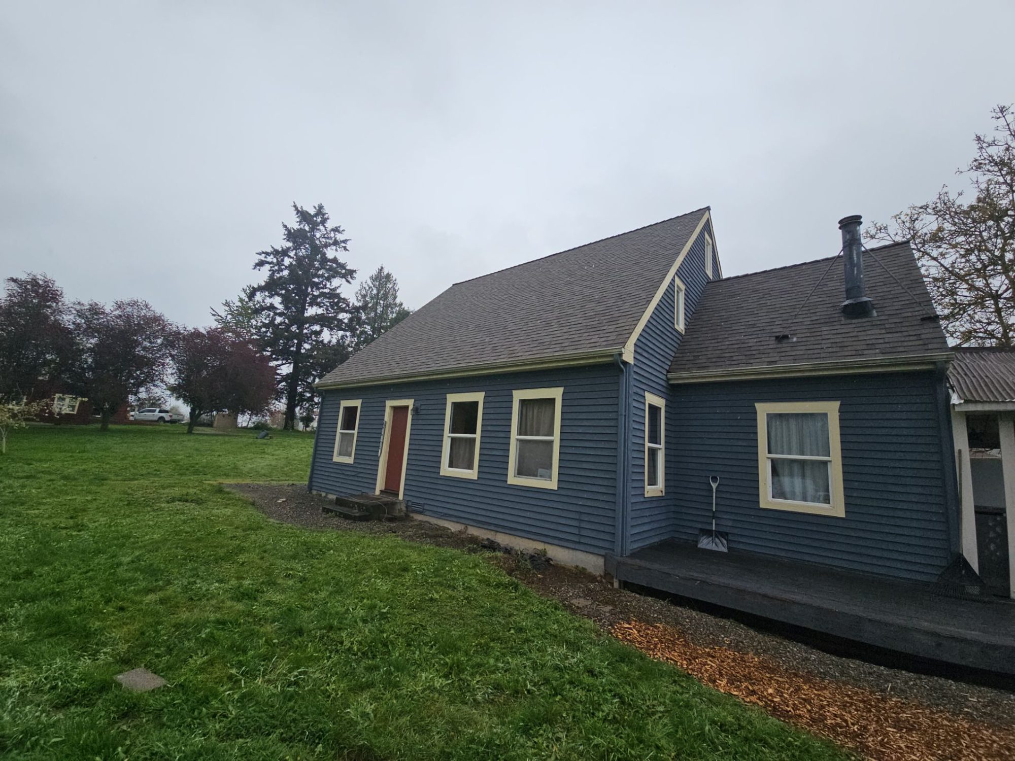 Side view of the Snohomish home showing the completed Natural Wood asphalt roofline