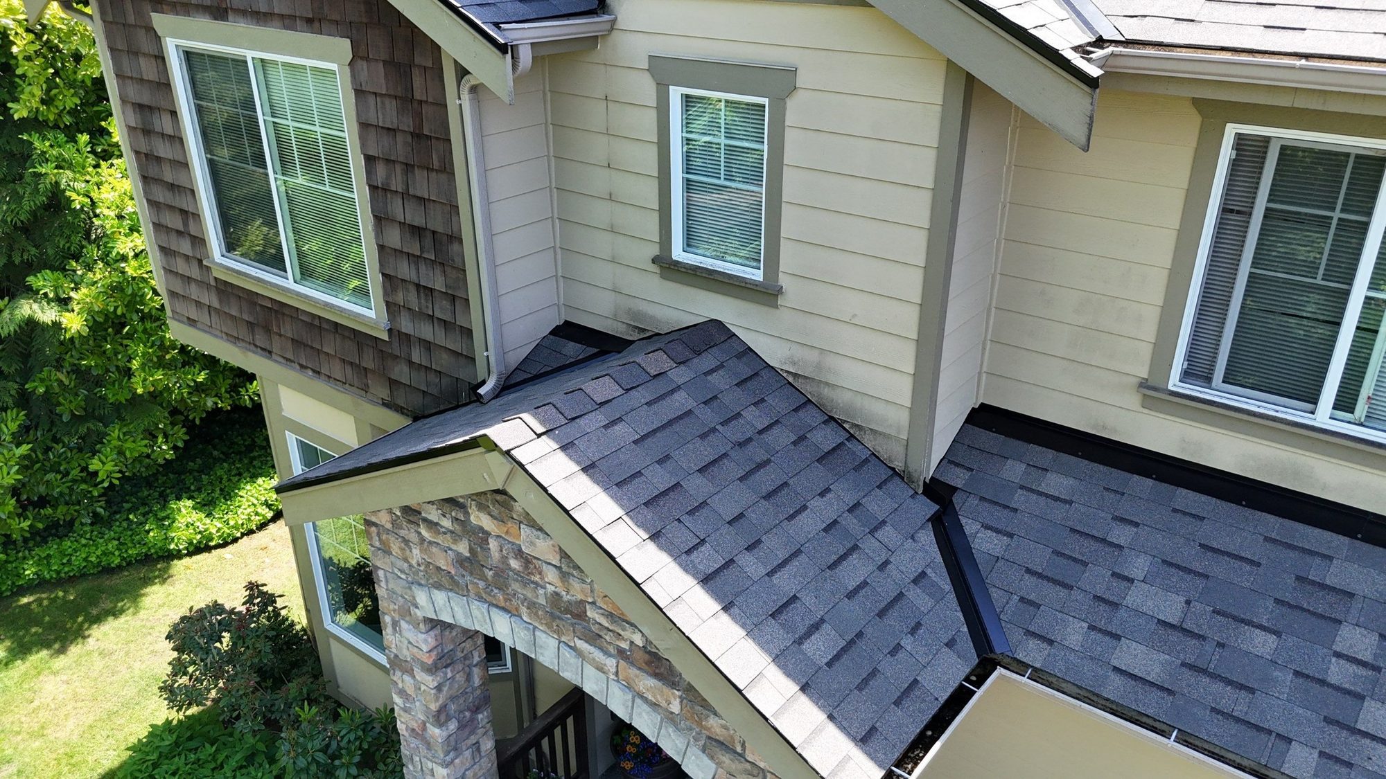 Drone view of the finished Malarkey Vista Weathered Wood asphalt shingle roof, Kenmore, WA, by Amor Roofing