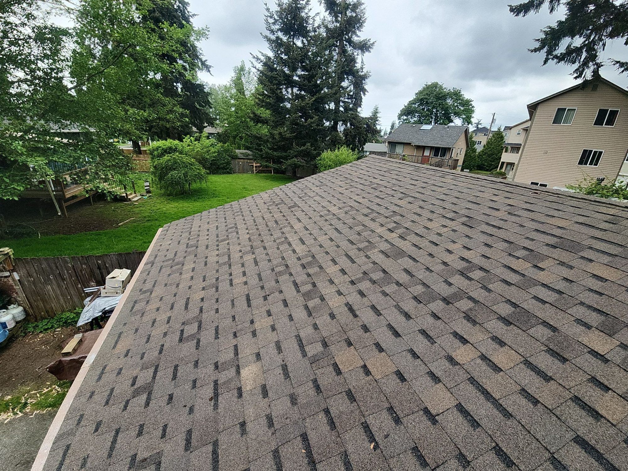 Finished Pabco Oakwood asphalt shingle roof plane looking toward the neighboring houses, Lynnwood, WA